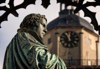 Lutherstatue vor der Stadtkirche in Wittenberg © Fotolia